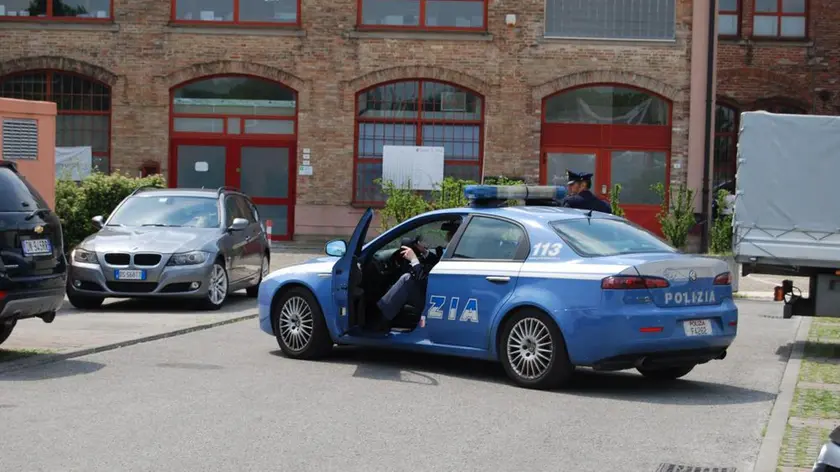 La polizia nel parcheggio della Fonderia