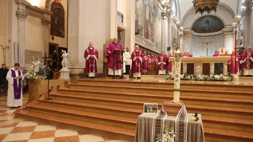 L'urna con le ceneri di don Edy Savietto ai piedi dell'altare del Duomo di Treviso (Fotofilm)