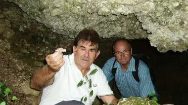A sinistra, Diotisalvi Perin, fondatore del Comitato Imprenditori Piave 2000: sta monitorando le frane dell’area Sopra, il geologo Gino Lucchetta, secondo il quale i lavori del metanodotto non sono pericolosi in relazione al fenomeno frane. A destra, un masso di 500 tonellate caduto sulla strada di Collalto
