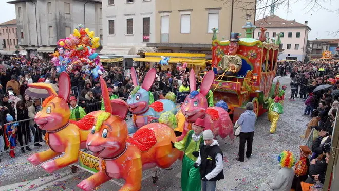 DeMarchi Montebelluna sfilata carri mascherati secondo classificato Barcon Fantasticando DeMarchi Montebelluna sfilata carri mascherati carro vincitore La Banda Di Pulcinella di Sant_ Andrea