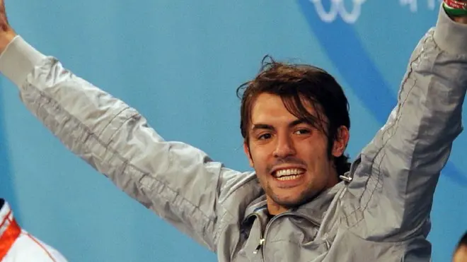 20080810 - PECHINO - PECHINO: PRIMO ORO PER ITALIA, TAGLIARIOL NELLA SPADA - Matteo Tagliariol esulta per la vittoria della medaglia d'oro nella spada alla sua prima Olimpiade, accanto a lui il francese Fabrice Jannet. Tagliarol è nato a Treviso il 7 gennaio di 25 anni fa e dall'età di sei anni tira di scherma, da quando, cioé, è rimasto affascinato da D'Artagnan e dai tre moschettieri. Dal 2002 fa parte del gruppo sportivo dell'aeronautica militare e si allena alla società giardino di Milano. Numero 3 del ranking mondiale nella spada, è dall'anno scorso che è ai vertici della specialità, benché, nel 2007, un infortunio ad un piede lo abbia limitato: solo nono nell'individuale ai mondiali di San Pietroburgo, argento a squadre. Dopo 48 anni l'Italia torna a vincere l'oro olimpico in questa disciplina...CIRO FUSCO / ANSA / KLD