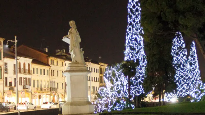 DeMarchi Castelfranco luminarie per natale lungo le mura del castello