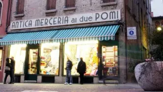 La merceria Due Pomi e sotto il titolare Piero Cozzuol tra le stoffe