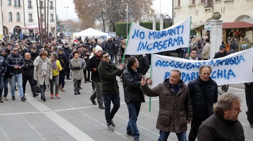 Borin agenzia foto film oderzo manifestazione contro apertura caserma zanuzzo ai profughi