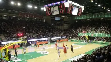 FESTA PER CINQUEMILA. A sinistra il Palaverde: Treviso per la prima volta ospiterà una Final Four di altissimo livello europeo, che catalizzerà nella Marca tifosi e media, muovendo l’«indotto»