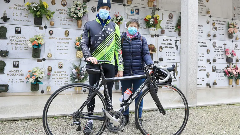 Poloni Salvatronda cimitero incontro con gli amici di Luciano Rebellato dopo l’atto vandalico l’amico Valter Fraccaro e la sorella Anna Rebellato