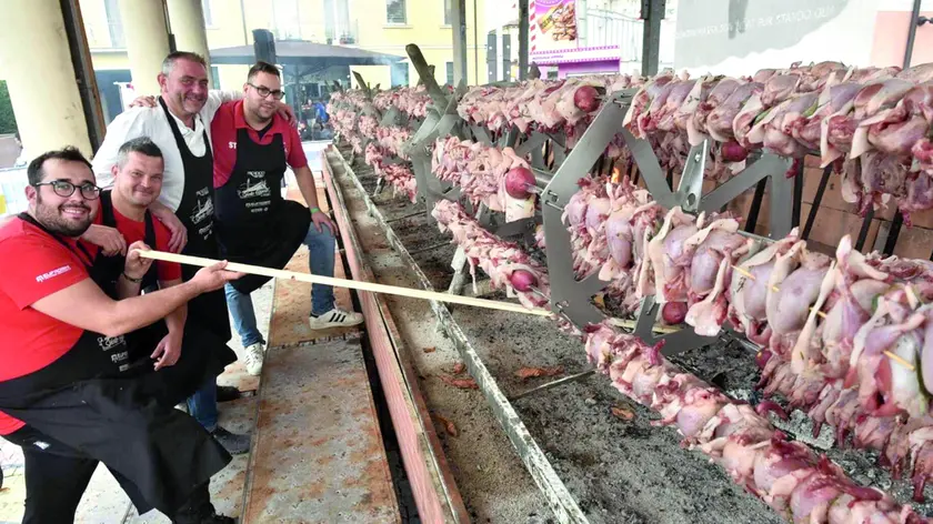 La cottura dello spiedo gigante a Pieve di Soligo giunta alla 67ª edizione