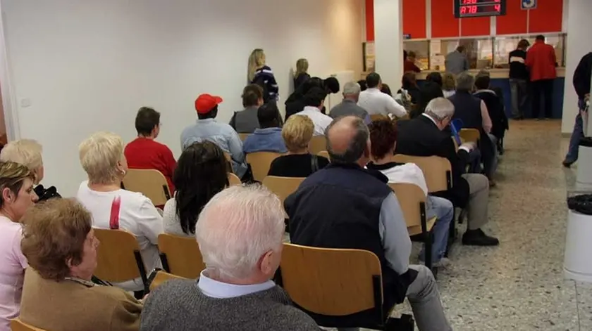 TREVISO 24/04/06 CODA UFFICIO PRENOTAZIONI U.L.S.S. DI BORGO CAVALLI CODA UFFICIO PRENOTAZIONI U.L.S.S. DI BORGO CAVALLI