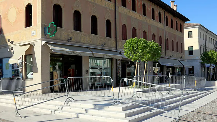 Ferrazza Montebelluna transenne davanti ex farmacia comunale