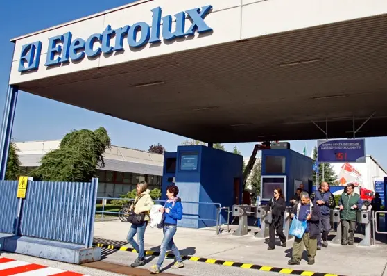 Operai Electrolux escono dalla fabbrica di Susegana