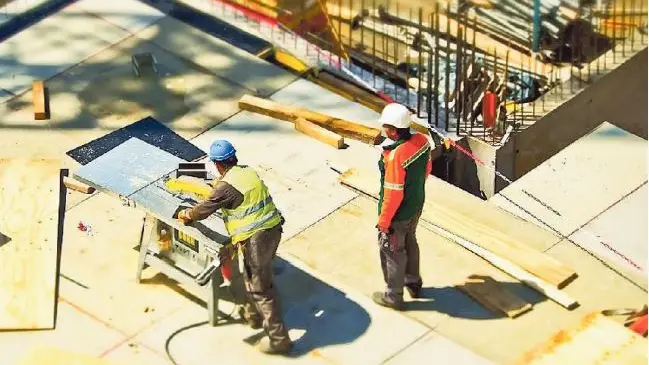 Operai al lavoro in un cantiere edile (foto simbolo): la Marca è alle prese con la carenza di manodopera