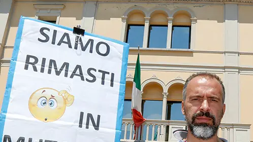 Ferrazza Montebelluna protesta davanti alla filiale di Veneto Banca Loris Mazzorato non lasciato entrare