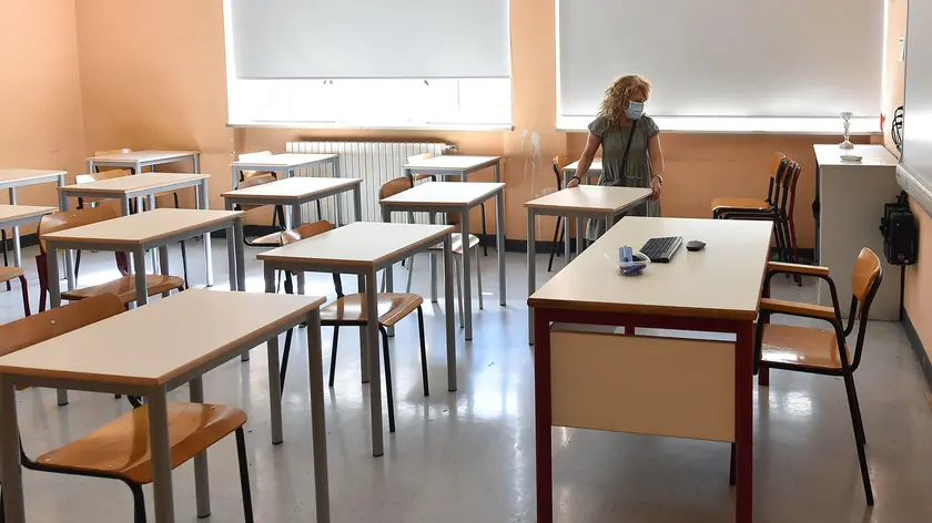 Consegna dei nuovi banchi monoposto alla succursale del liceo Gioberti, Torino, 17 settembre 2020 ANSA/ ALESSANDRO DI MARCO