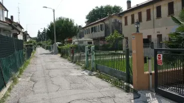 Una veduta di via Bindoni, dove abita la donna