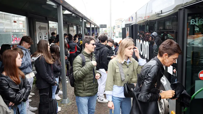 I passeggeri mentre salgono sul bus