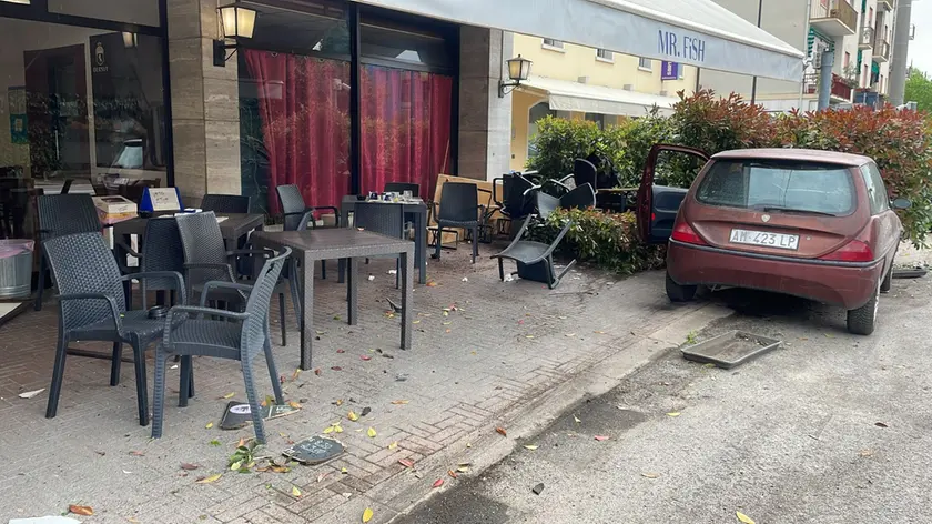L'auto ha sfondato il plateatico del bar Mister Fish