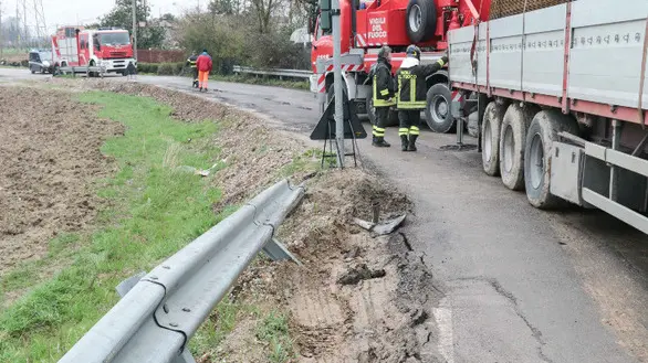 Chiarin/Agenzia Foto Candussi/Trivignano, via Molino Marcello/Incidente di un camion con carico pesante