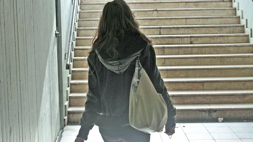 Una donna nel sottopasso della stazione ferroviaria di Treviso