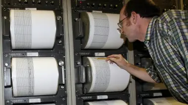 Un tecnico legge i dati di un sismografo