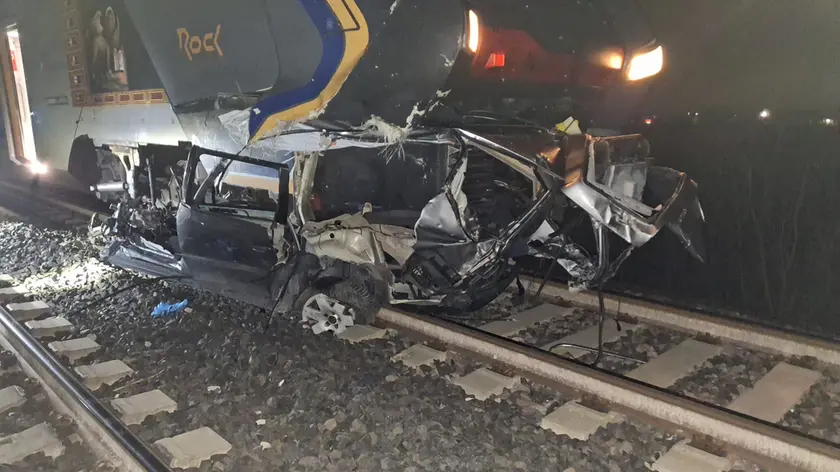 Incidente tra auto e treno