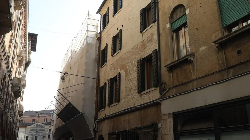Il palazzetto di vicolo del Cristo che affaccia su via Municipio dov’era la casa di Bevilacqua venduta all’asta