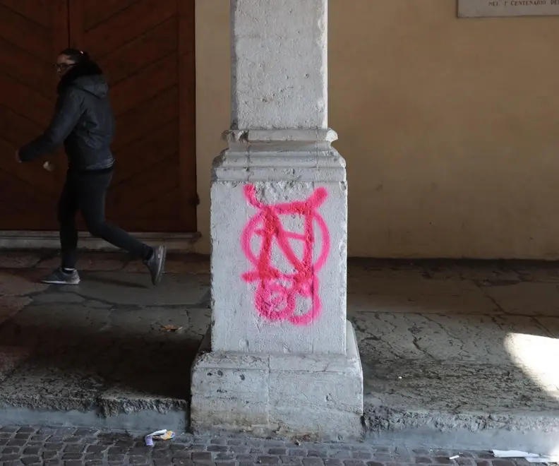 passerini agenzia fotofilm treviso scritte colonna porta san tommaso