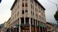 VITTORIO VENETO TV 20040803 LITE TRA DUE NORDAFRICANI IN VIA GARIBALDI FINITA CON UN ACCOLTELLAMENTO PER UNA QUESTIONE DI SOLDI. OUSMANE KONE HA FERITO CON UN TAGLIERINO M. C. LEDENDOGLI UN TENDINE IN FOTO IL CONDOMINIO AL PARCO DOVE DAVANTI ALL'INGRESSO SI E' VERIFICATA LA LITE (AFC/AFC)