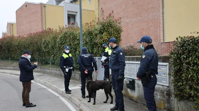 I controlli degli agenti della Polizia locale, con il comandante Andrea Gallo, in via Mantovani Orsetti dove sono stati scoperti alcuni abusi edilizi