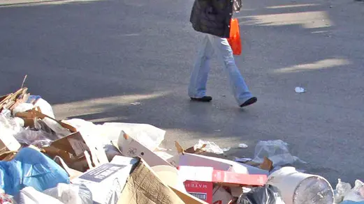 Una immagine dell'emergenza rifiuti in provincia di Napoli scattata oggi, 16 dicembre 2010, nel comune di Casavatore alle porte di Napoli . Uno sciopero dei 450 lavoratori prima inquadrati da Enerambiente ha fatto saltare questa notte la raccolta in diversi quartieri di Napoli. I lavoratori di Enerambiente, trasferiti a due nuove societa' di Genova che hanno vinto l' appalto per la raccolata dei rifiuti non hanno ancora percepito le spettanze arretrate di novembre ed hanno indetto uno sciopero. Nel quartiere collinare del Vomero ed in diverse zone del centro, cosi', i sacchetti di rifiuti hanno ripreso ad accumularsi. ANSA /PRIMA PAGINA