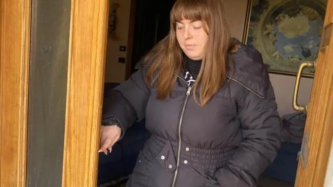 Ylenia Biz, 24 anni, mostra i segni di effrazione sul portone di casa in via General Cantore, a Cordignano