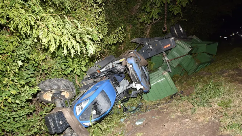 Il trattore si è rovesciato lungo la provinciale nella frazione di Ogliano di Conegliano nel tentativo del conducente di schivare un capriolo