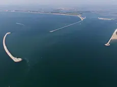 Le bocche di porto del Lido e a sinistra la "lunata" del Mose