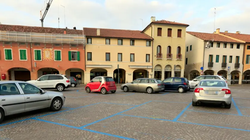 DeMarchi Castelfranco bar San Giorgio raccolta firme contro i parcheggi a pagamento in piazza Giorgione