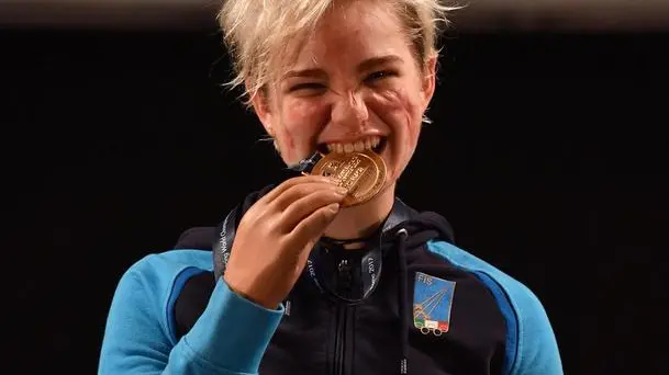 Bebe Vio festeggia la conquista della medaglia d'oro nel fioretto individuale, categoria B, ai Mondiali paralimpici di scherma a Fiumicino (Roma), 8 novembre 2017. ANSA/ UFFICIO STAMPA FEDERSCHERMA-AUGUSTO BIZZI +++ ANSA PROVIDES ACCESS TO THIS HANDOUT PHOTO TO BE USED SOLELY TO ILLUSTRATE NEWS REPORTING OR COMMENTARY ON THE FACTS OR EVENTS DEPICTED IN THIS IMAGE; NO ARCHIVING; NO LICENSING +++
