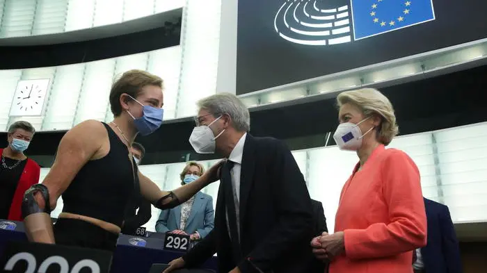 European Commission President Ursula von der Leyen (R) and European Economy Commissioner Paolo Gentiloni (C) speak with Tokyo 2020 Paralympic gold medallist Beatrice Vio of Italy (L) at the European Parliament in Strasbourg, France, 15 September 2021. ANSA/YVES HERMAN / POOL