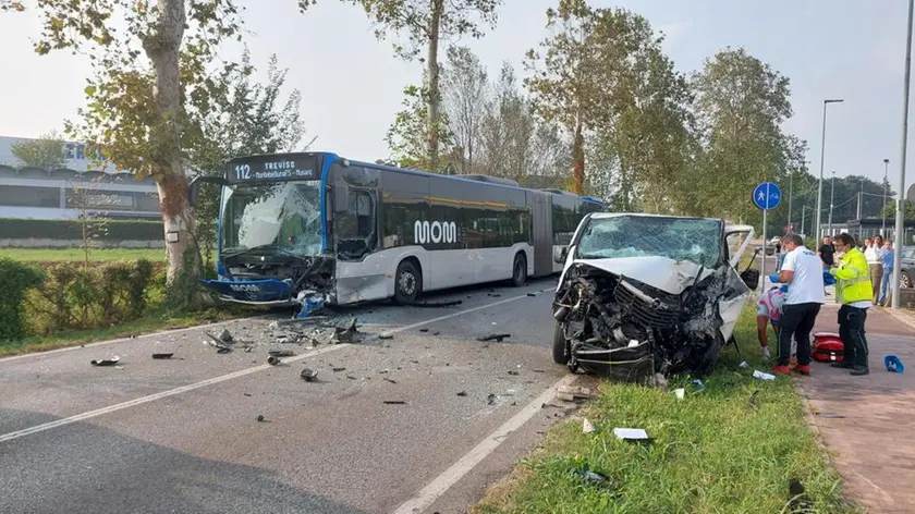 A Montebelluna si sono scontrati frontalmente una corriera e un furgone: due morti