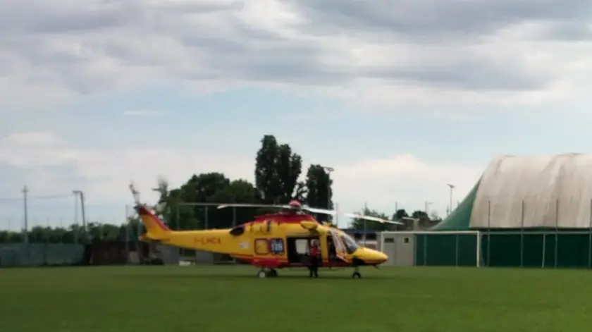 L'elicottero dei soccorsi atterrato sul campo da calcio di Arcade