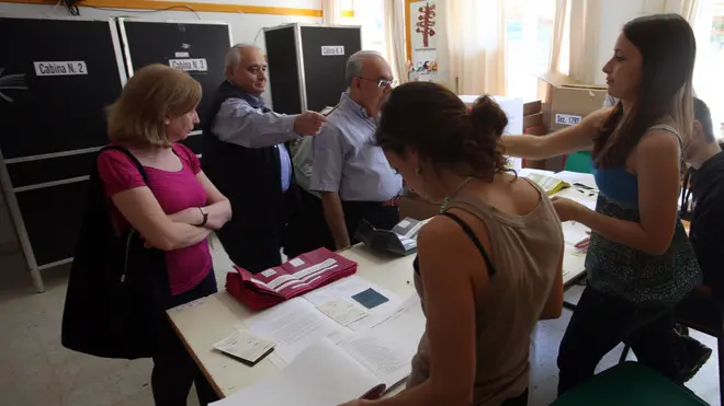 Elettori in fila già dal mattino in un seggio elettorale nel quartiere Balduina a Roma oggi 12 giugno 2011. Sono stati aperti i seggi elettorali per consentire la consultazione sui 4 referendum (due sull'acqua, uno sull'energia nucleare e un altro sul legittimo impedimento) su cui si esprimeranno oggi e domani più di 47,1 milioni di italiani. Oggi si potrà andare a votare fino alle ore 22; domani invece, lunedì 13 giugno, dalle ore 7 alle 15. Perché i referendum siano validi, deve recarsi alle urne il 50 per cento, più uno, degli elettori. ANSA/LUCIANO DEL CASTILLO