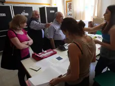 Elettori in fila già dal mattino in un seggio elettorale nel quartiere Balduina a Roma oggi 12 giugno 2011. Sono stati aperti i seggi elettorali per consentire la consultazione sui 4 referendum (due sull'acqua, uno sull'energia nucleare e un altro sul legittimo impedimento) su cui si esprimeranno oggi e domani più di 47,1 milioni di italiani. Oggi si potrà andare a votare fino alle ore 22; domani invece, lunedì 13 giugno, dalle ore 7 alle 15. Perché i referendum siano validi, deve recarsi alle urne il 50 per cento, più uno, degli elettori. ANSA/LUCIANO DEL CASTILLO