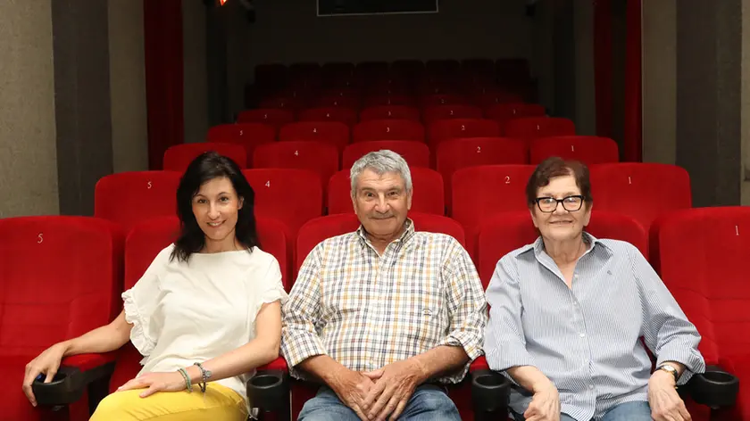 Da sinistra Giuliana Fantoni, il papà Sandro e la mamma Lilly, titolari del cinema Edera a Treviso