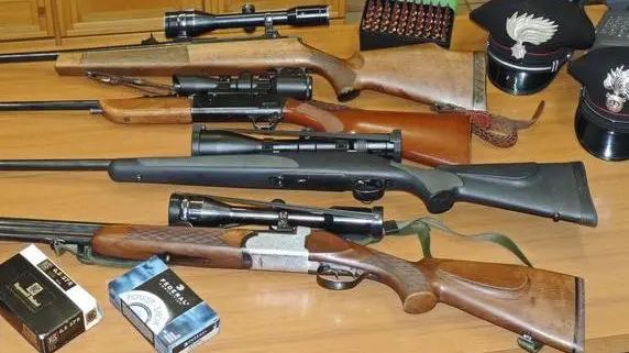 Fucili da caccia sequestrati in Trentino. ANSA/UFF STAMPA CARABINIERI +++NO SALES, EDITORIAL USE ONLY+++