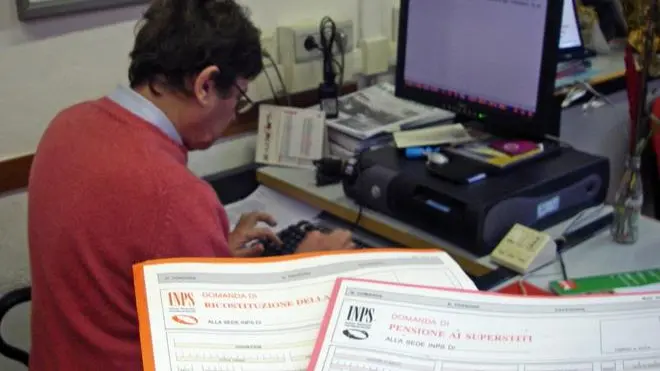 20070108 - ROMA - ECO - PENSIONI: INPS, MENO TASSE PER 9,4 MILIONI DI PENSIONATI. Un uomo al lavoro e in primo piano i moduli di richiesta della pensione dell' Inps, in una immagine del 27 dicembre 2006. Con la Finanziaria 2007 oltre 9,4 milioni di pensionati pagheranno meno tasse per un importo medio di circa 84 euro mentre per 4,9 la tassazione restera' invariata. I calcoli arrivano dall'Inps che sottolinea come circa 565.867 pensionati avranno un aumento della pressione fiscale. FRANCO SILVI/ARCHIVIO - ANSA - DRN