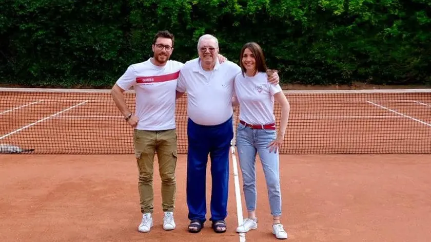 Giocondo Busatta (al centro) su un campo del tennis club omonimo