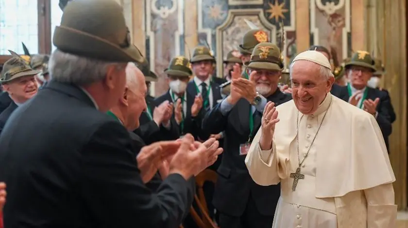 L'incontro degli alpini con papa Bergoglio (foto da Vatican News)