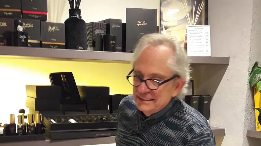 Roberto Berto nella sua boutique aperta nel 1969