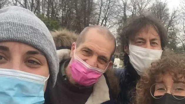 Paolo Gatto, secondo da destra, con i suoi collaboratori durante il sopralluogo sulle mura