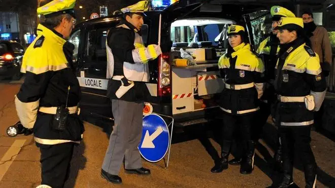 Belluno, 12 dicembre 2009. l'amministrazione comunale lancia la nuova sfida alla sicurezza sulle strade inaugurando posti di blocco composti da vigili urbani e polizia - Verranno anche potenziati gli strumenti per i controlli notturni degli agenti sul territorio