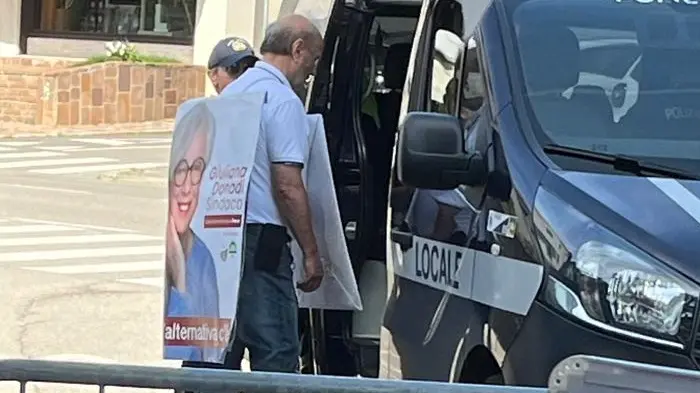 Italo Boschetti mentre viene fermato dalla polizia locale