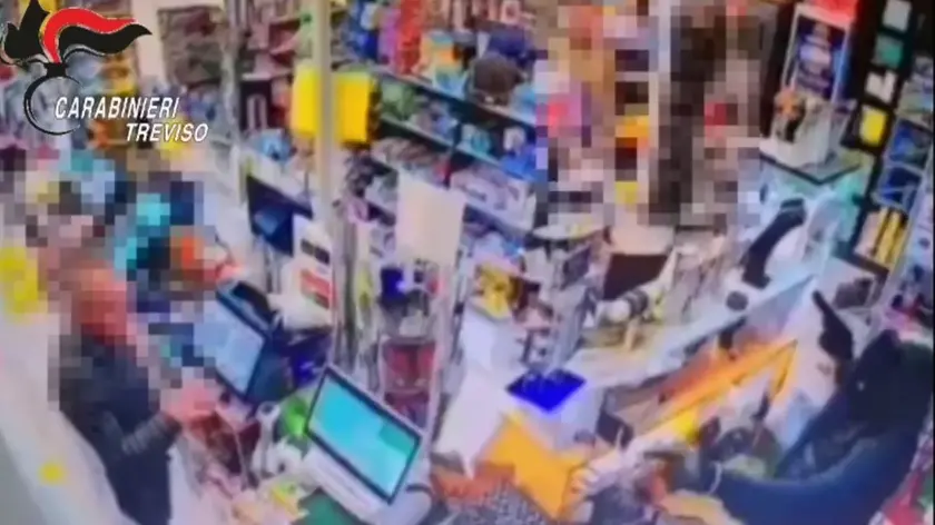 Un frame della rapina messa a segno a Santa Maria di Sala