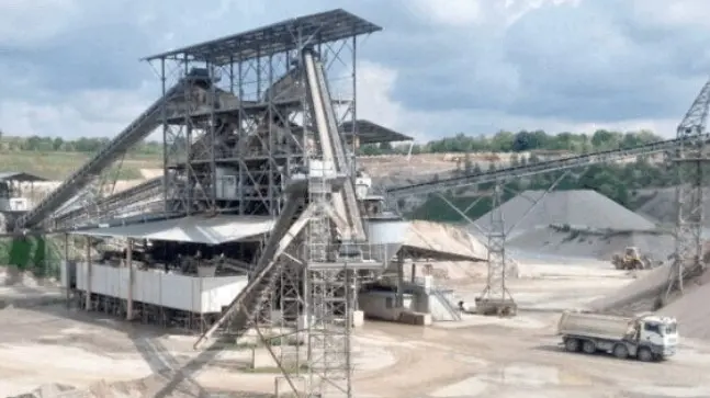 Lavori di estrazione della ghiaia in una cava